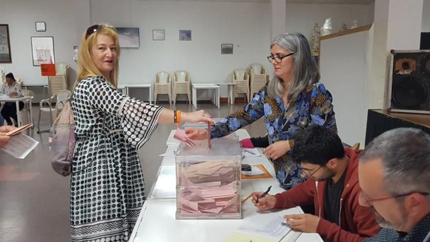 La edil Pilar Gómez ejerciendo su derecho a voto en Torrevieja el domingo