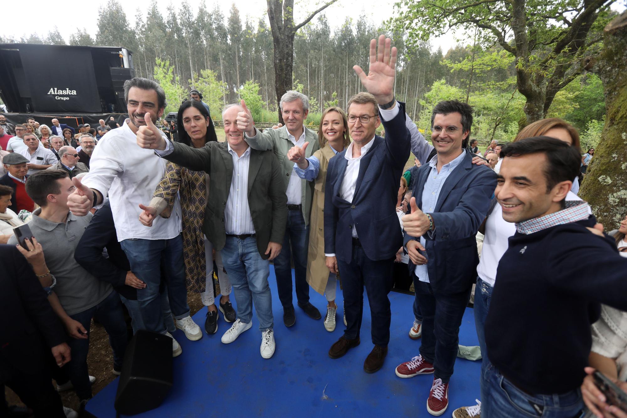 Feijóo se da un baño de masas a su regreso a Galicia