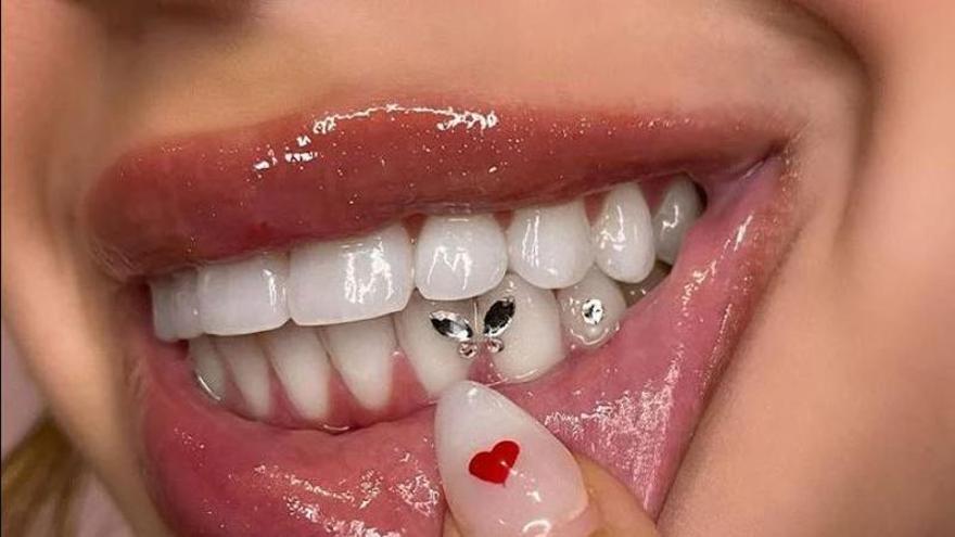 La moda de posar-se joies a les dents arriba a Manresa