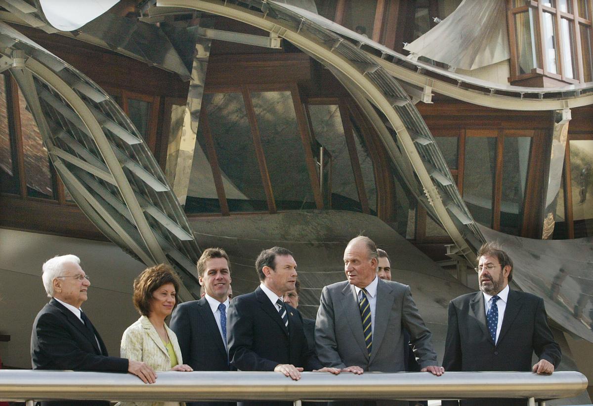 10-10-06.EL CIEGO. Frank Gehry(izq), El Rey Juan Carlos(2der),  , Juan Jose Ibarretxe(C) durante la inauguracion  del nuevo hotel-espa de la bodega Marques de Risqual en El Ciego. FOTO VINCENT WEST. VINO , BODEGAS , INAUGURACION CIUDAD DEL VINO EN LAS BODEGAS DE MARQUES DE RISCAL , REY JUAN CARLOS I , JUAN JOSE IBARRETXE , EDIFICIOS SINGULARES  , EDIFICIO DISEÑO DISEÑADO  POR FRANK GEHRY , HOSTELERIA HOTELES HOTEL _ INAUGURACION