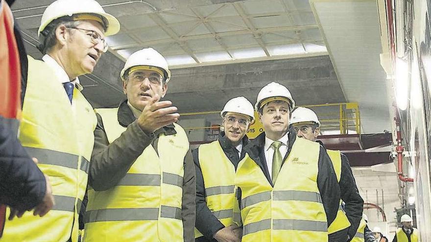 Feijóo, Ignacio Galán, Francisco Conde y Javier Palacios, ayer, en la central de San Pedro. // Brais Lorenzo