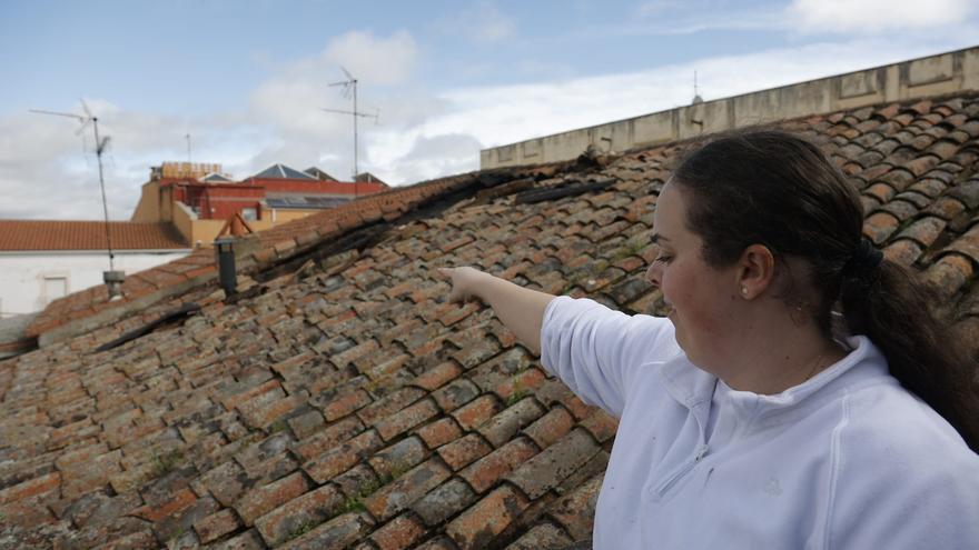 Las llamas procedentes de la chimenea destruyen parte del tejado en una casa de Mérida