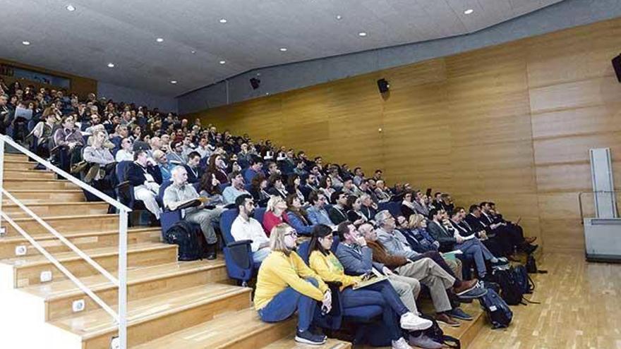 Besucher bei einem Universitätskongress der UIB.