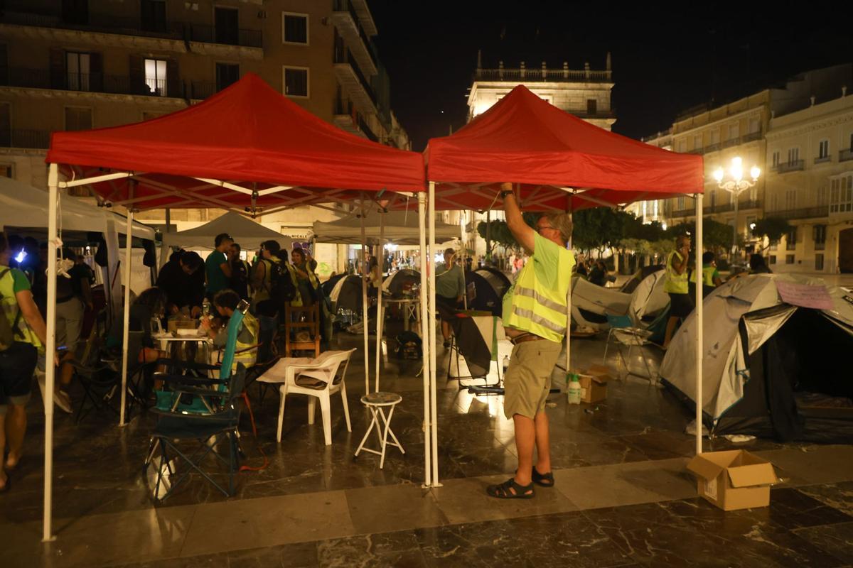 Se levanta la acampada de los docentes en plaza de la Virgen tras nueve días y la suspensión de la huelga
