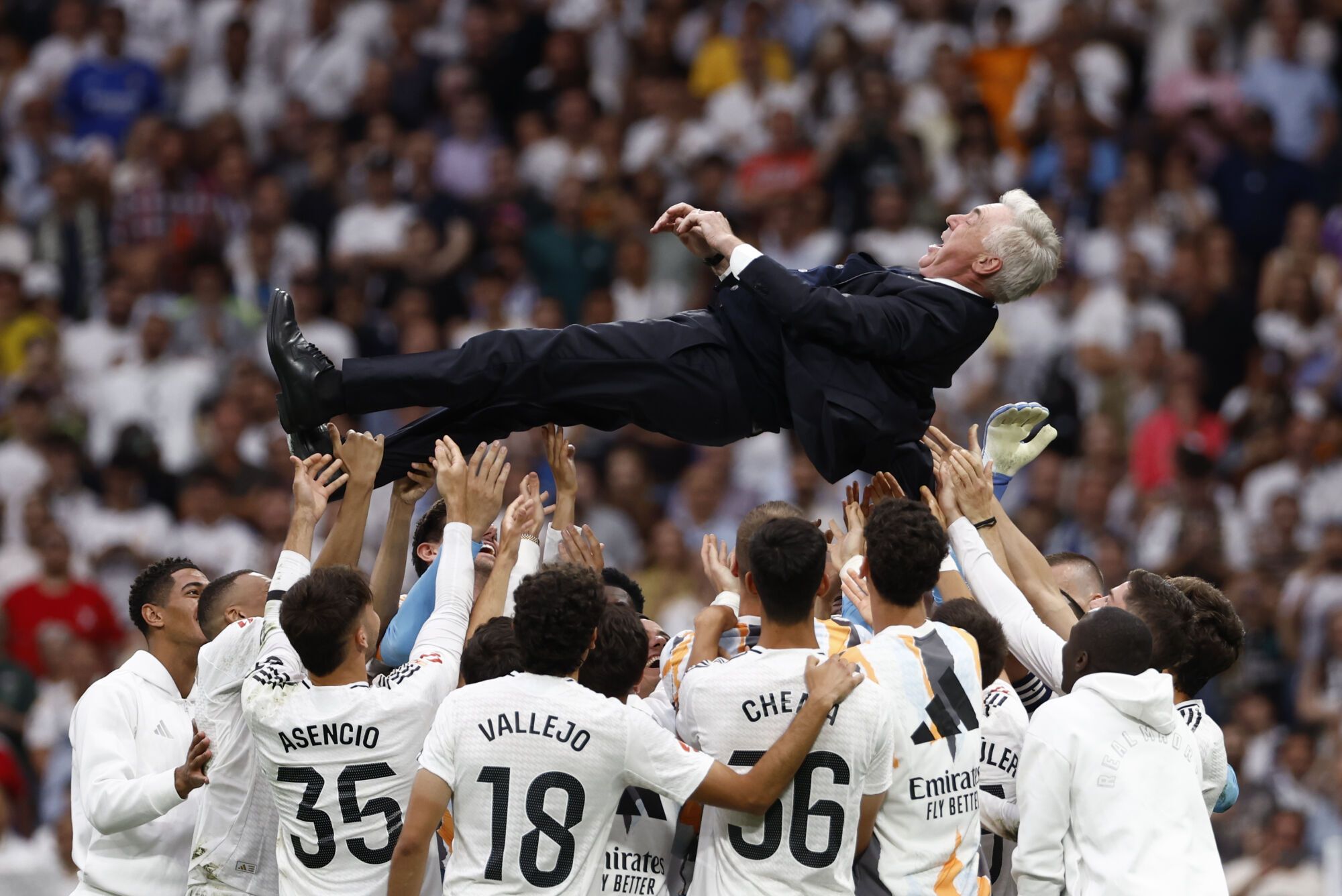MADRID, 24/05/2025.- El entrenador del Real Madrid, Carlo Ancelotti, es homenajeado tras su último partido en el Santiago Bernabéu al término del encuentro de la jornada 38 de LaLiga EA Sports entre Real Madrid y Real Sociedad celebrado este sábado en el estadio Santiago Bernabéu de Madrid. EFE/ Daniel González
