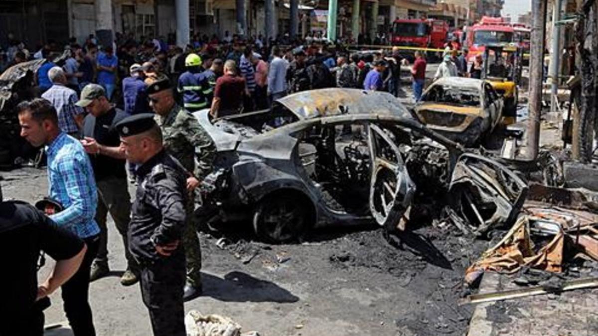 Destrozos causados por el atentado yihadista en el barrio bagdatí de Karrada.