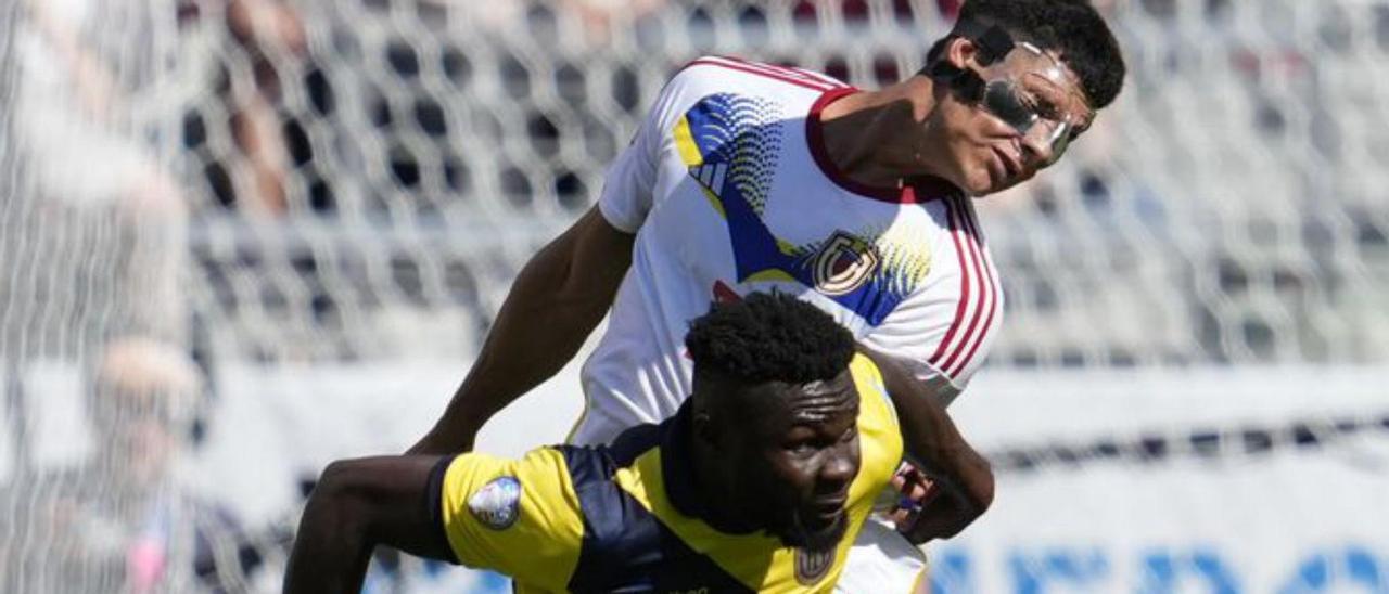 Jordy Caicedo, con Ecuador, en la Copa de América; a la derecha, Djuka, durante un partido esta temporada. | LNE