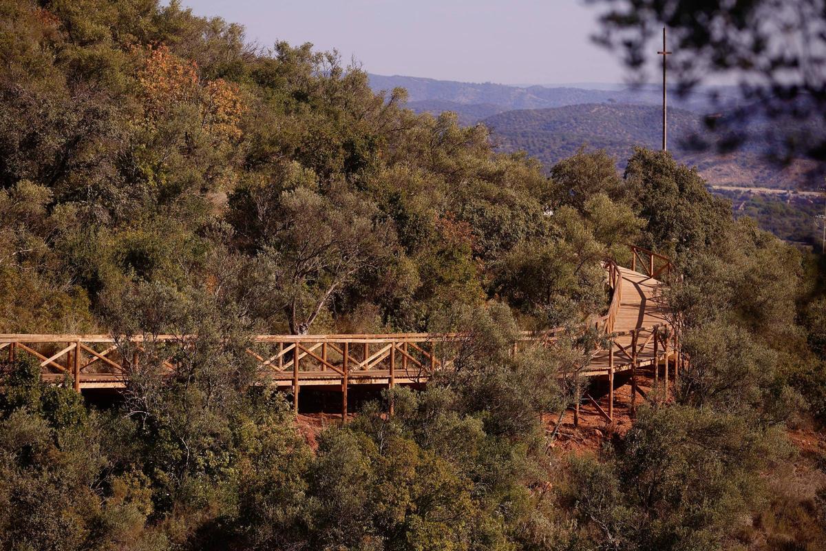 Parte de la pasarela de madera de la fase 3 del cinturón verde de Córdoba.