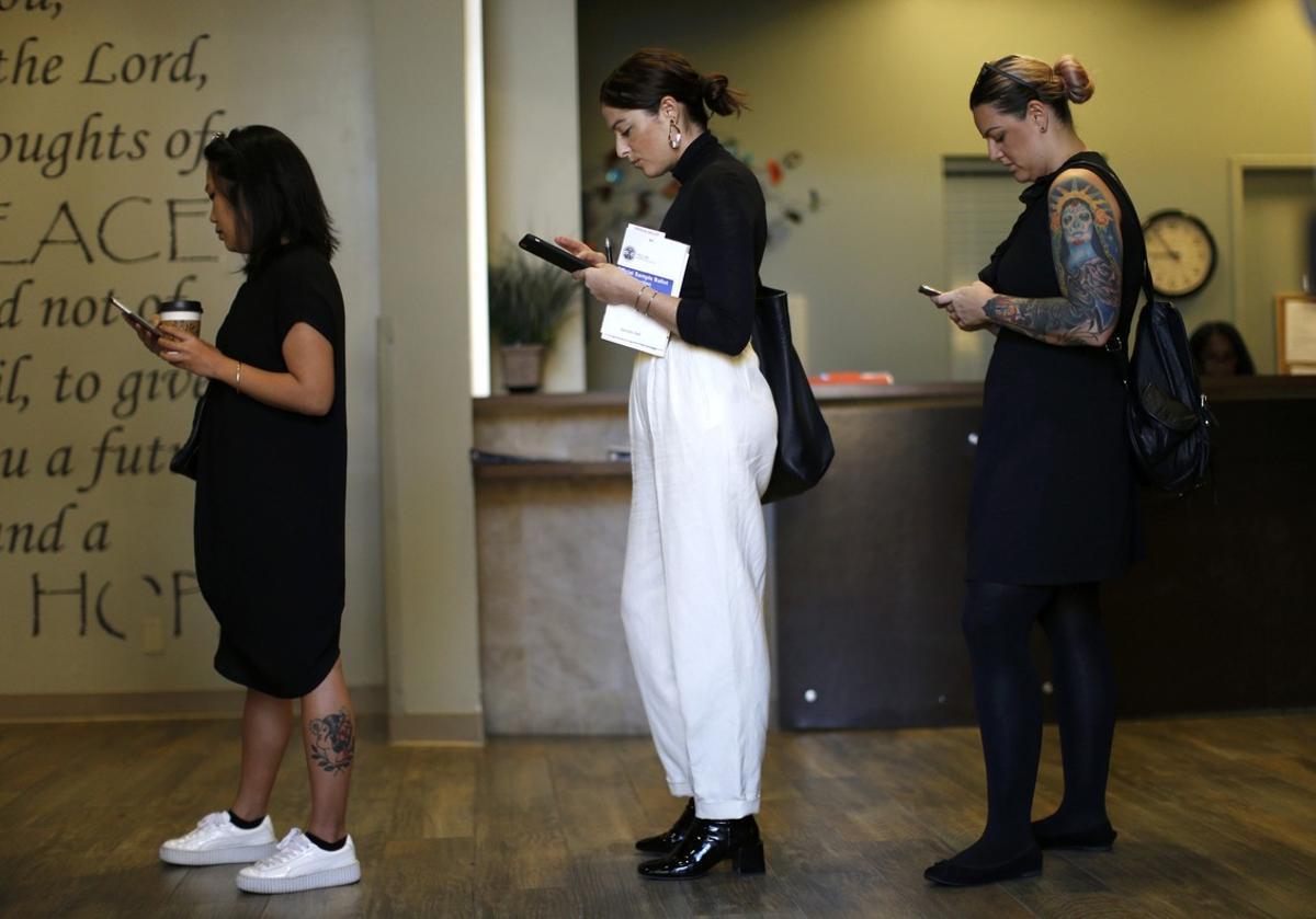 People stand in line to vote during the 2016 presidential election at the Anne Douglas Center at the Los Angeles Mission in Los Angeles, California, U.S., November 8, 2016.  REUTERS/Mario Anzuoni