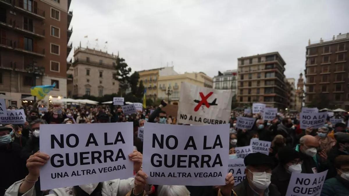 Protesta de 'No a la guerra' en la plaza de la Virgen en 2022 contra Ucrania.