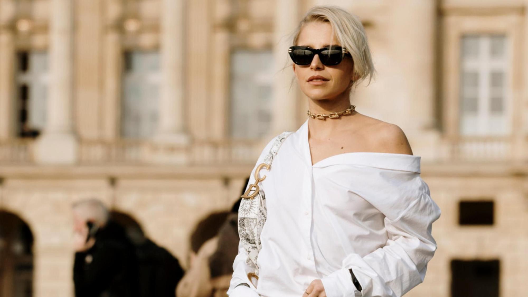 Caroline Daur con camisa ‘off shoulders’