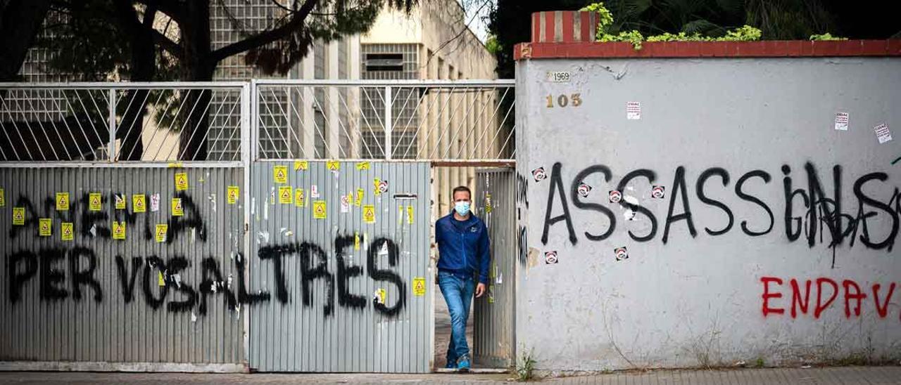 Pintadas en la puerta de la Cooperativa CIDAC de Cornellà de Llobregat.