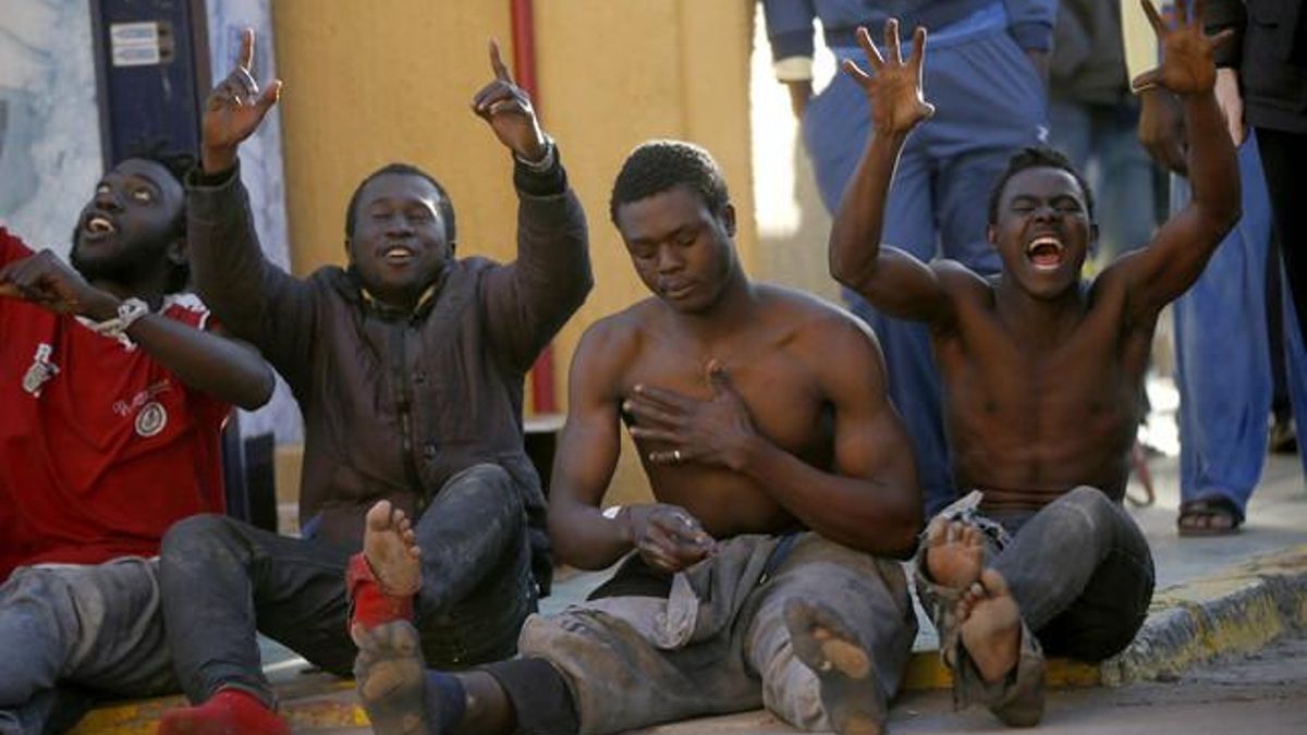 Inmigrantes subsaharianos en el CETI, junto a la valla de la frontera con Marruecos