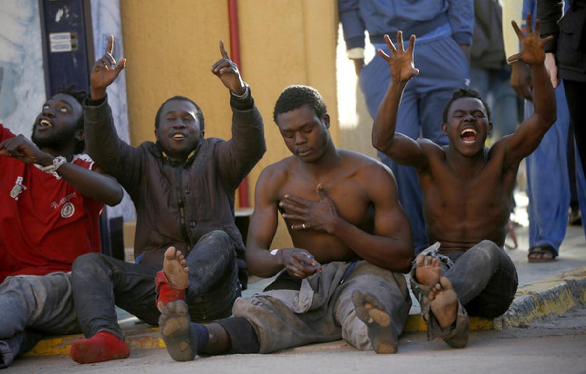 Immigrants subsaharians al CETI, prop de la tanca de la frontera amb el Marroc.