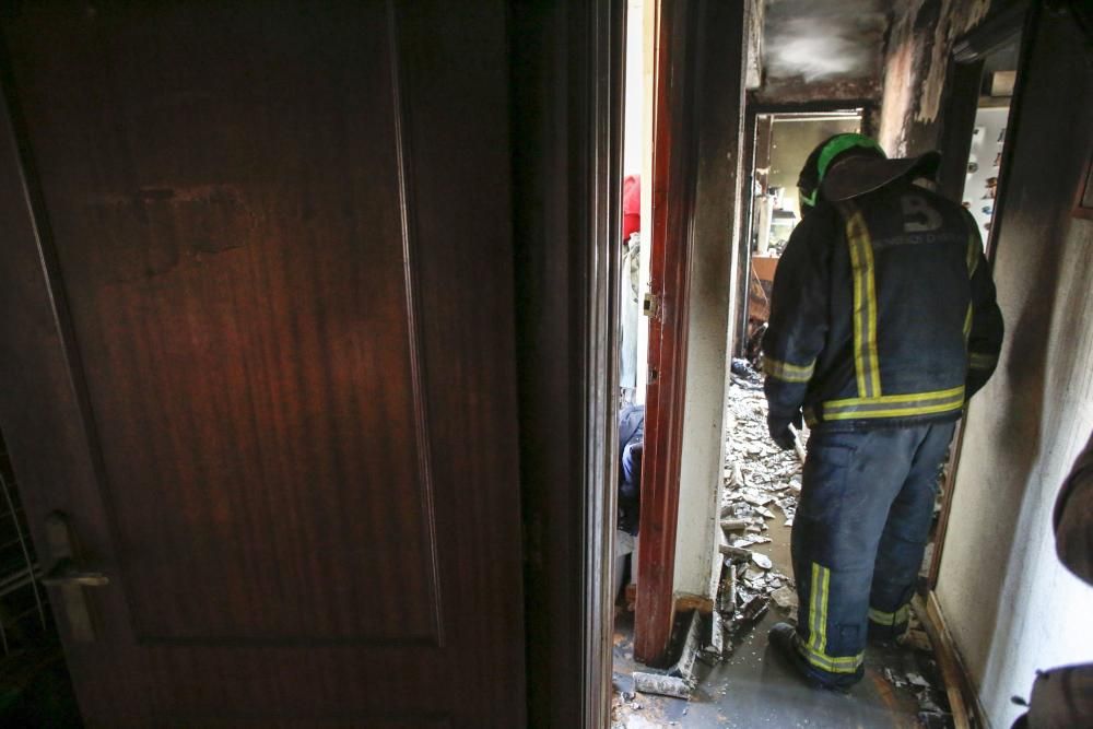 Así quedó el interior de la vivienda que ardió en el Avilés