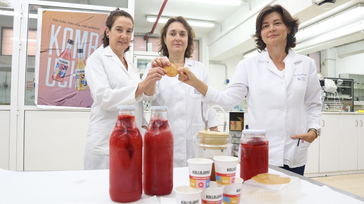 Las tres investigadoras, con el SCOBY y el zumo de fresa utilizado en la elaboración de la kombucha.