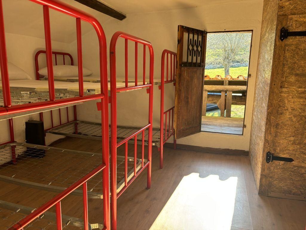 Entra en el refugio montañero de la Senra, propiedad del Grupo Montañero Moscón