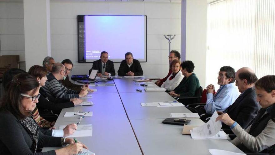 Parte de los miembros del comité, durante la reunión de ayer.