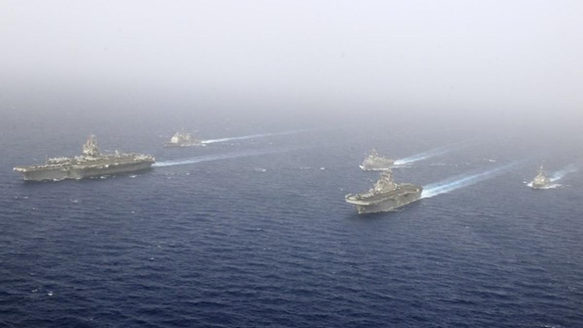 Navíos del grupo anfibio 'Kearsarge' de EEUU, en el mar Rojo camino de Libia.