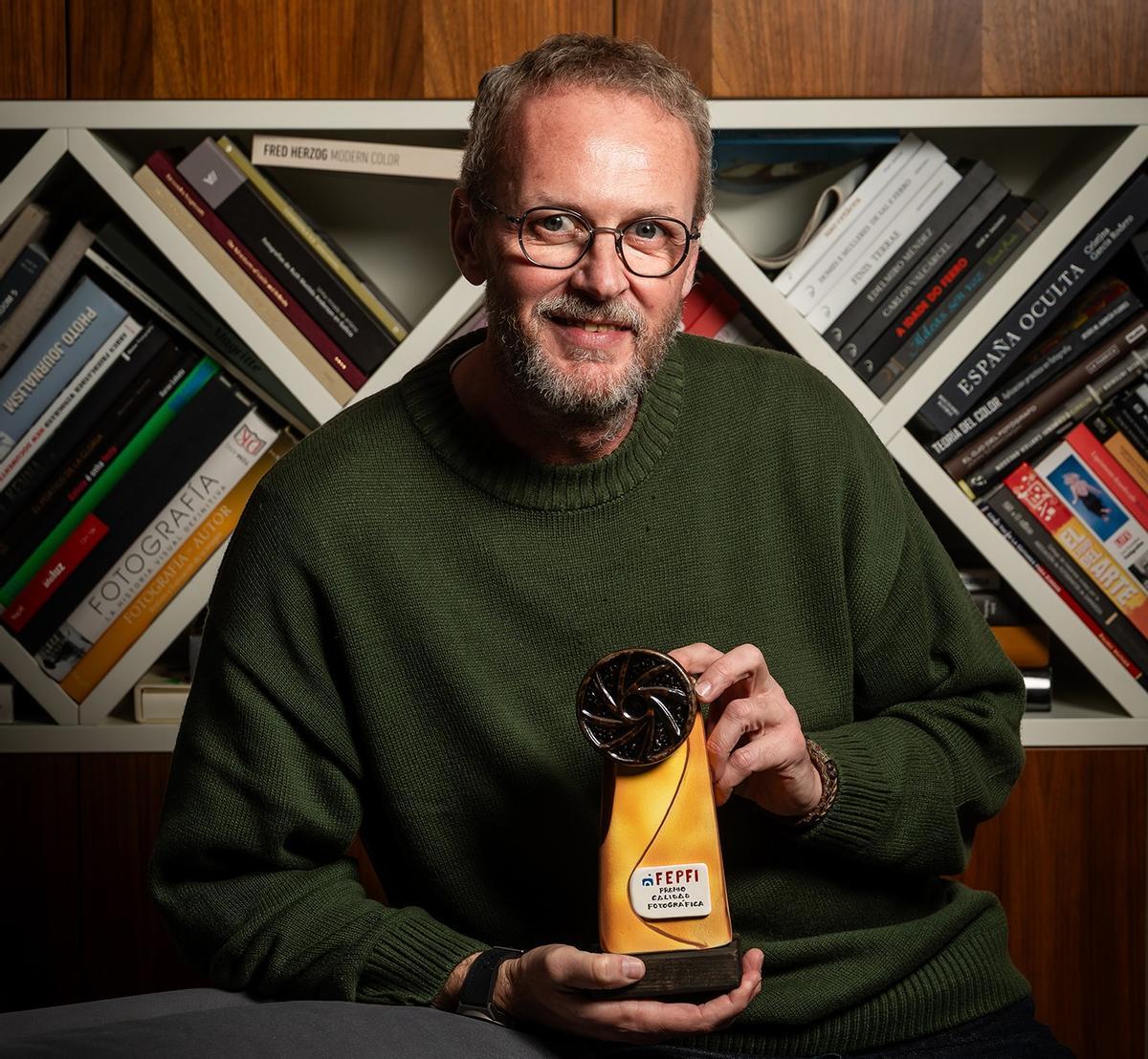Marcos Rodríguez con la Estatuilla a la Calidad Fotográfica de la FEPFI.