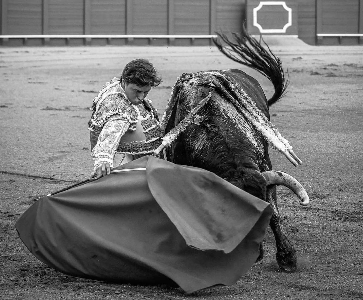 Roca Rey durante un muletazo de rodillas en la Maestranza.