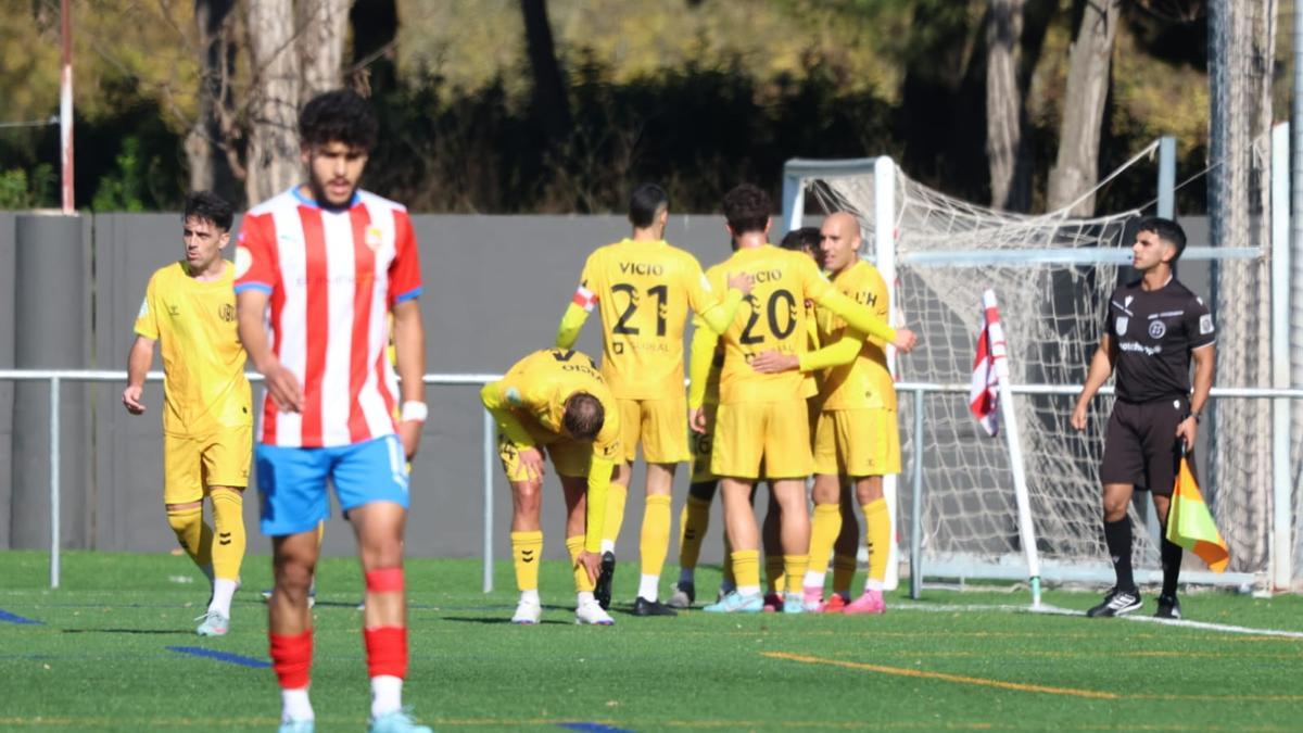 Els jugadors de l'Hospitalet celebren el 0 a 1