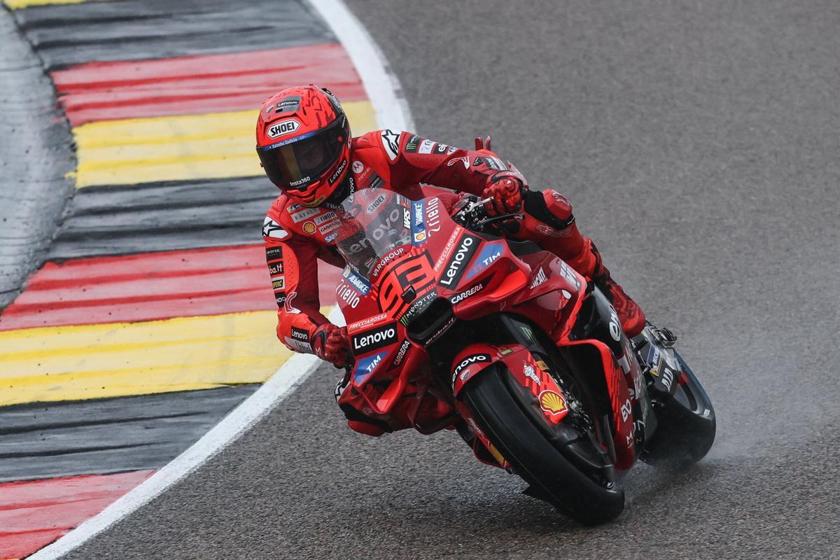 Hohenstein-Ernstthal (Germany), 12/07/2025.- Ducati Lenovo Team rider Marc Marquez of Spain competes during the Qualifying Nr.2 session for Motorcycling Grand Prix of Germany at the Sachsenring racing circuit in Hohenstein-Ernstthal, Germany, 12 July 2025. The 2025 Motorcycling Grand Prix of Germany takes place on 13 July. (Motociclismo, Alemania, España) EFE/EPA/Filip Singer