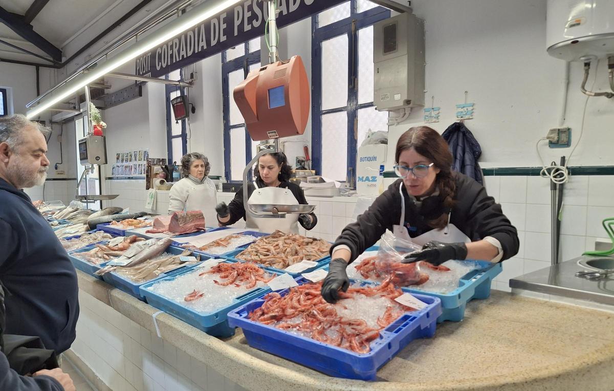 El puesto de la Cofradía de Pescadores en el  Mercat de Dénia