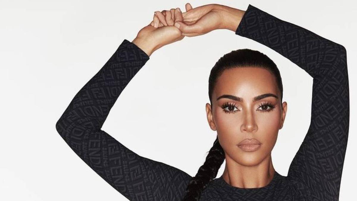 Kim Kardashian, con uno de las prendas de la colaboración de Skims con Fendi