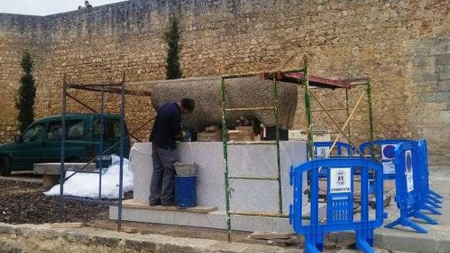 Un experto acomete las labores de unión de la pieza y la peana.