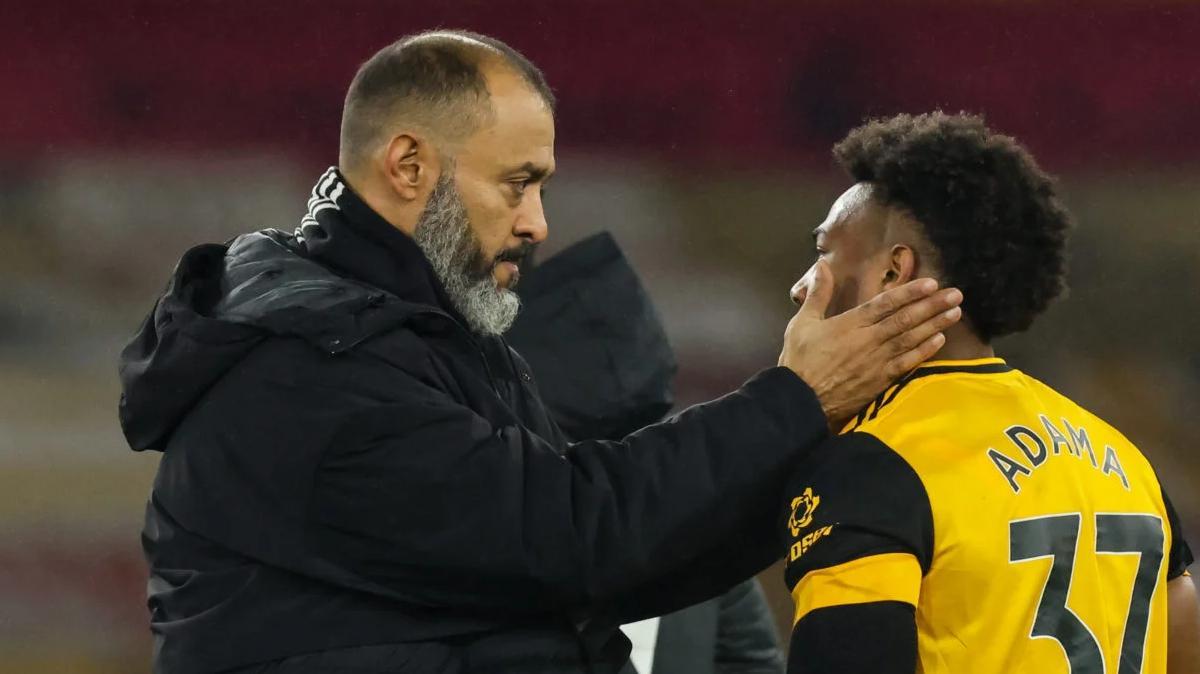 Adama Traoré junto a Nuno Espírito Santo, en su etapa en los Wolves