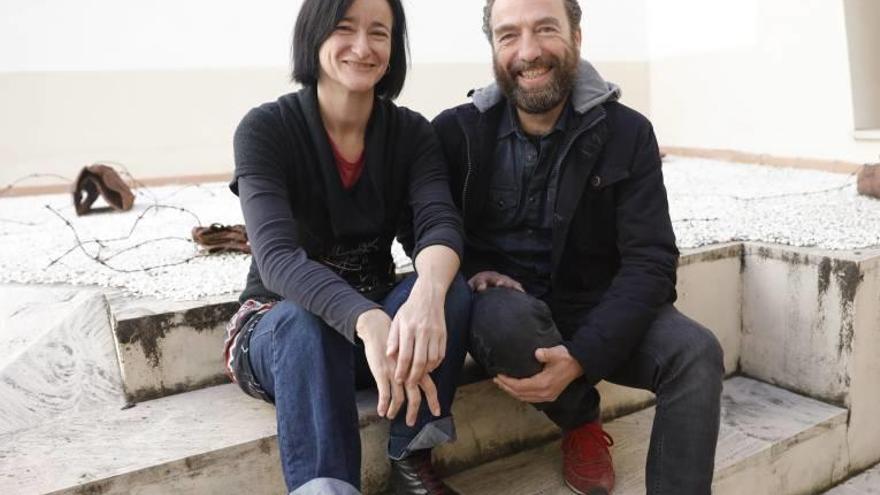 Marta Barceló, autora de la obra, junto al actor Pedro Mas.