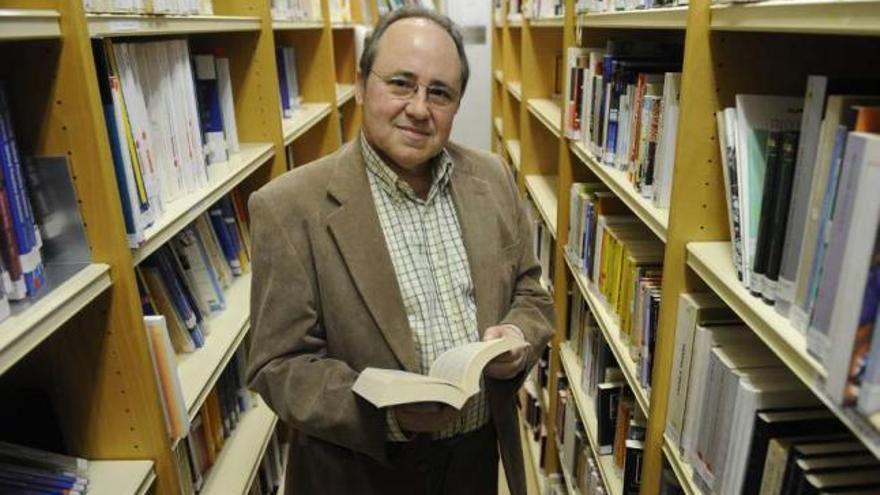 El coronel Manuel Rey Jimena, ayer, en la biblioteca de la UNED en A Coruña. / carlos pardellas