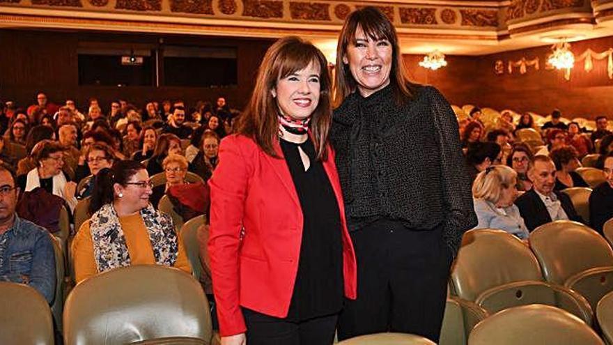 La concejal Eva Martínez Acón y Mabel Lozano, ayer, antes de la proyección de la película &#039;El proxeneta&#039;.