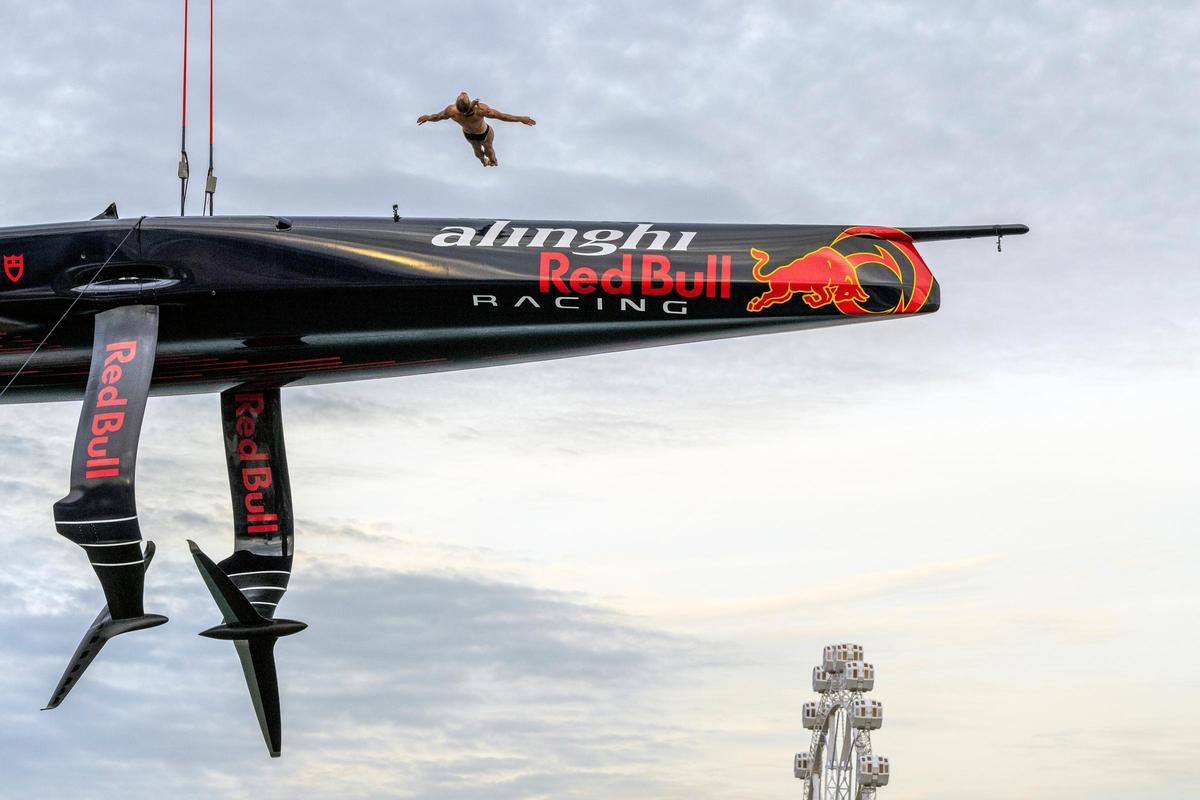 El equipo Alinghi Red Bull Racing de la Copa América de vela abre su base en el Port Vell con un espectáculo de saltos desde el barco AC75.