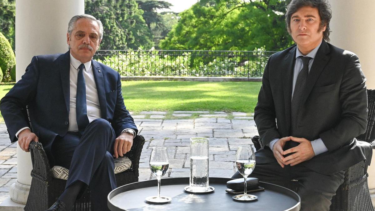 El presidente argentino, Alberto Fernández, y su sucesor a partir del 10 de diciembre, Javier Milei, durante la reunión que han mantenido este lunes.