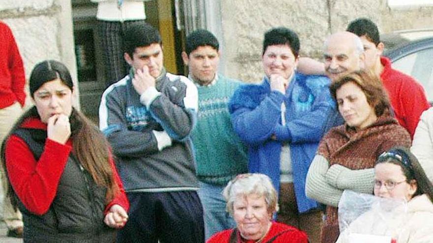 La víctima, de azul, con tres de sus hijos a su derecha, en 2004.