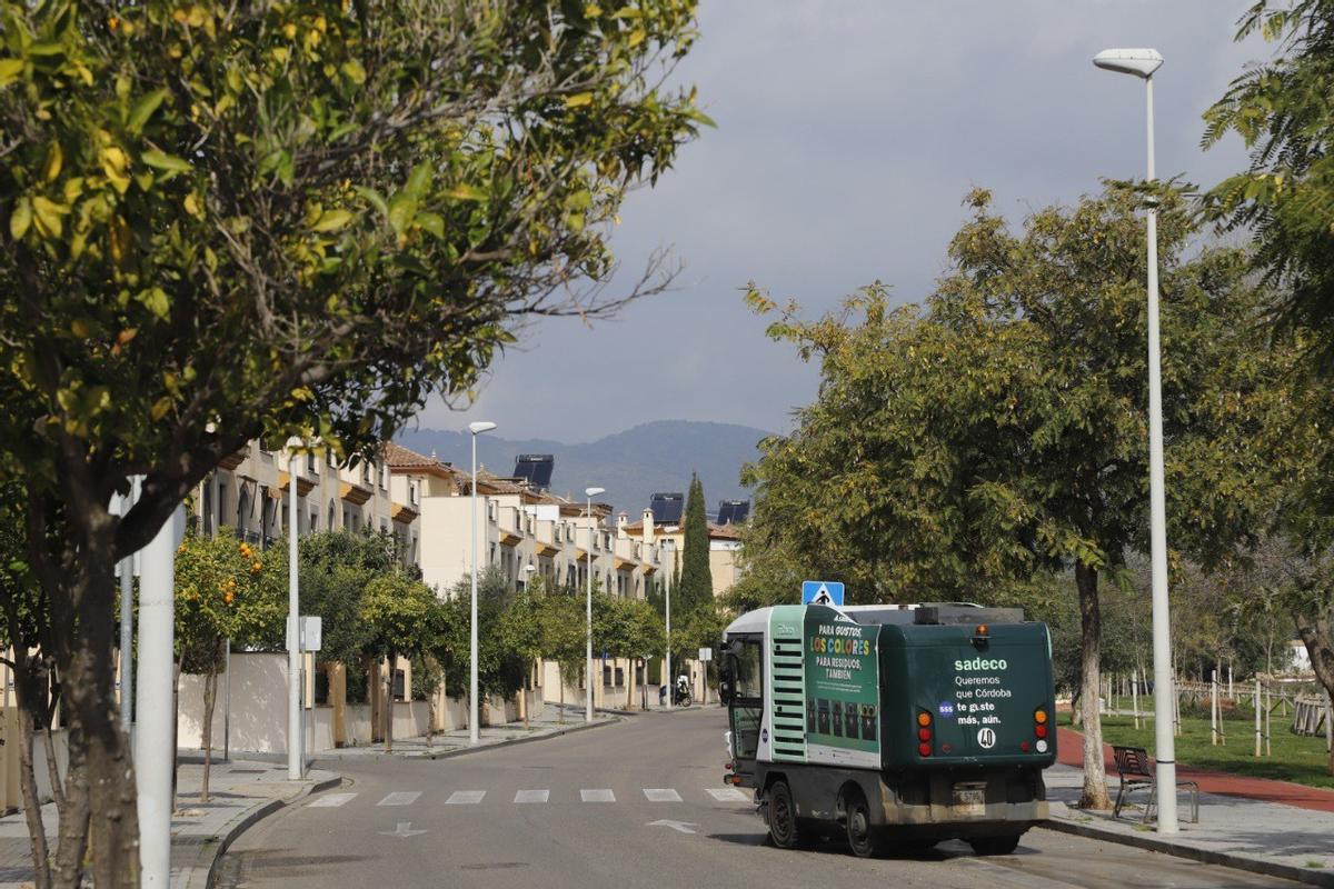 Un camión de Sadeco por una de las calles de la barriada de Mirabueno.