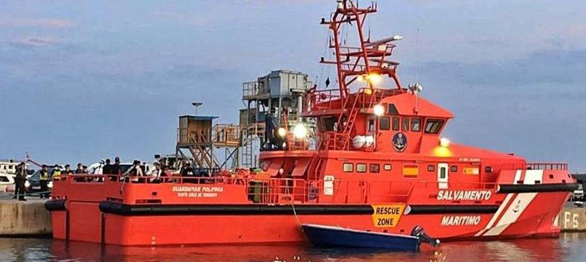 La embarcación 'Salvamar Acrux' remolcó la lancha.