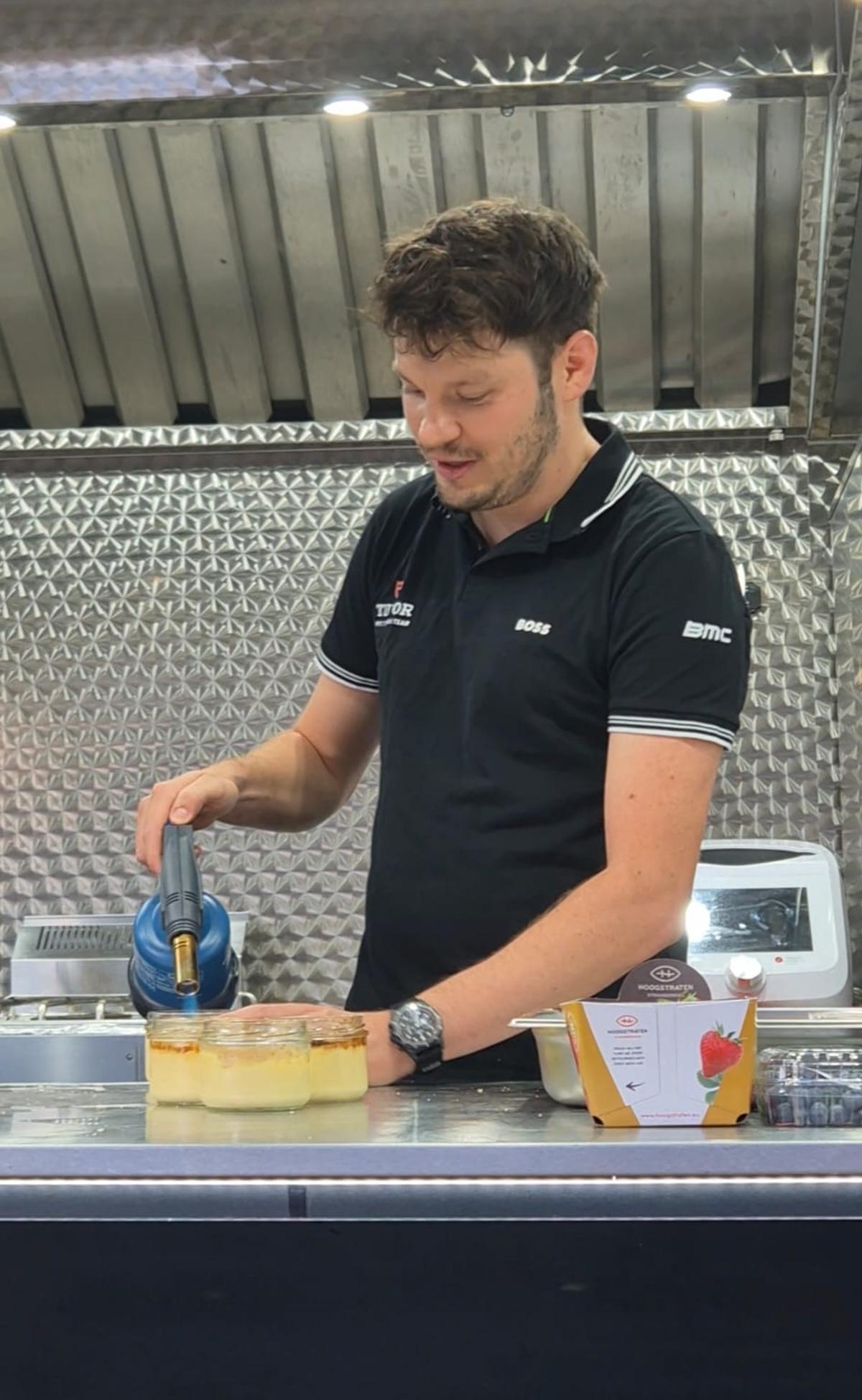 El chef del Tudor Pro Cycling Team termina uno de los menús