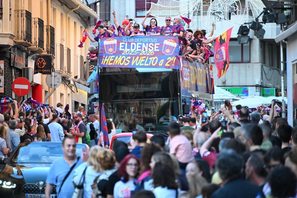 La rúa azulgrana recorre las calles de la ciudad, este martes.