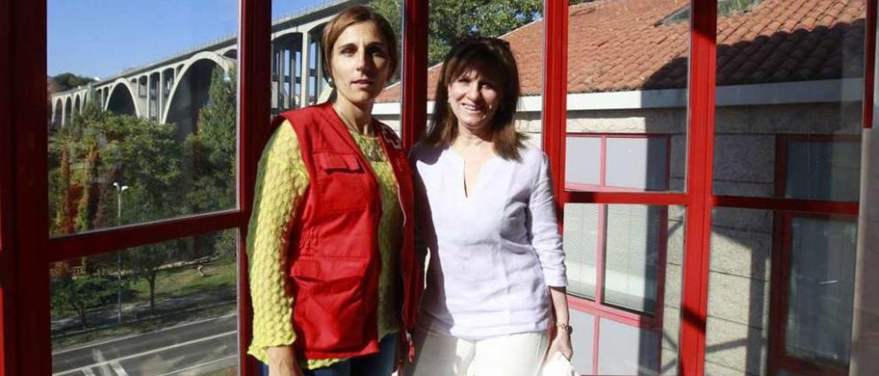 Conchi, que acoge a una adolescente de 15 años, junto a Sonia López, psicóloga de Cruz Roja . // J. Regal