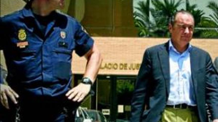 El juez imputa a Ripoll por fraude, cohecho y tráfico de influencias