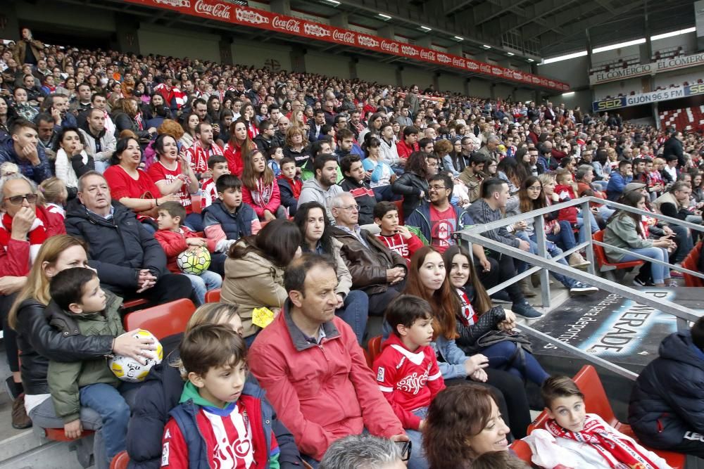 La afición arropa al Sporting en su último entrenamiento de la temporada