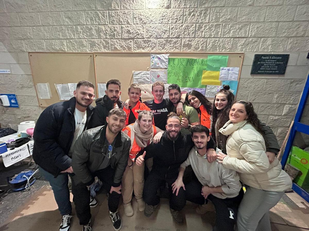 Adrián junto a otros voluntarios.