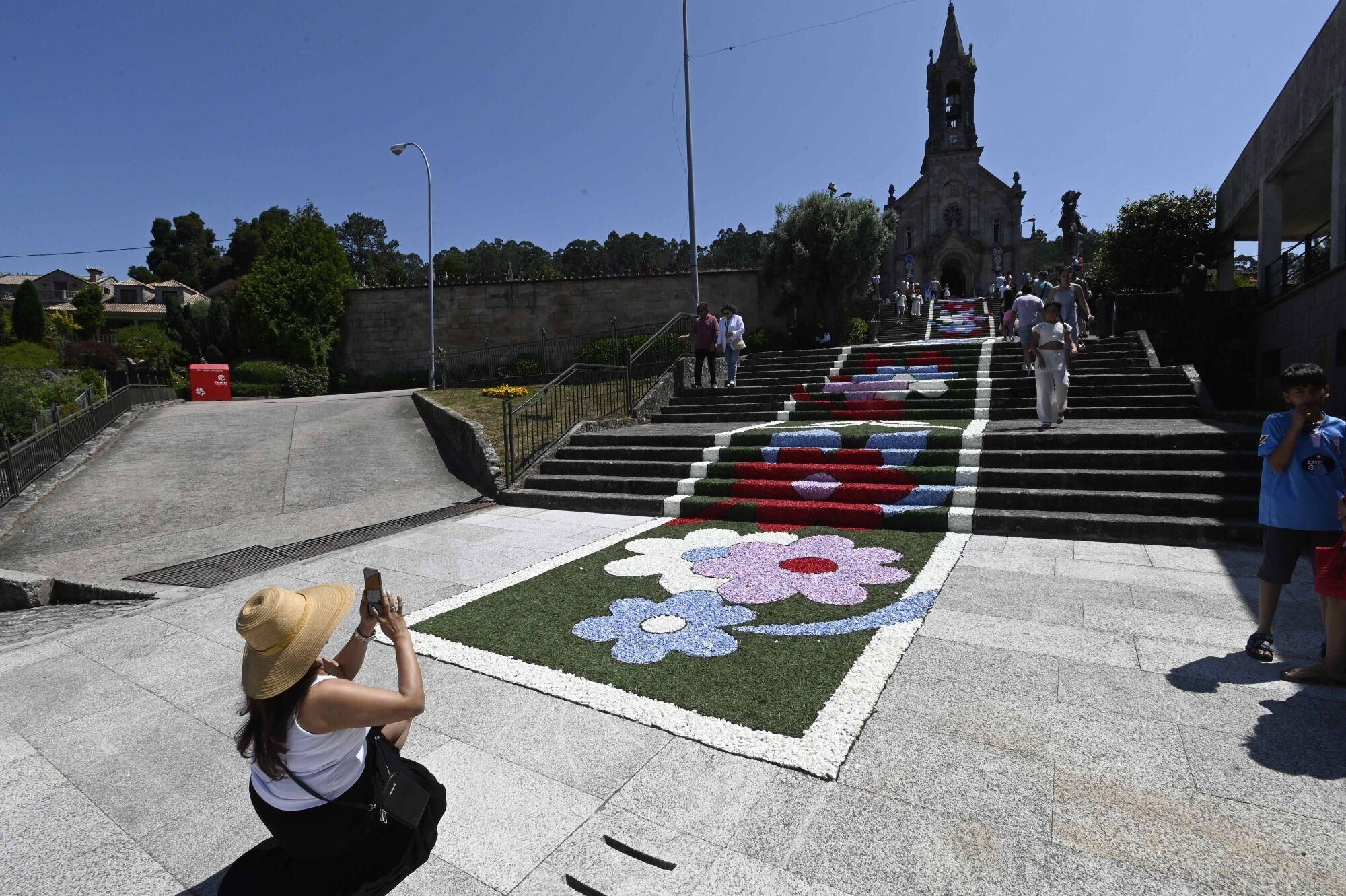 Los más de mil alfombristas de Gondomar desplegaron imaginación
con diseños tan curiosos como un retrato de David Bowie