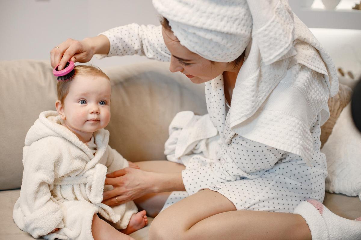 En los niños pequeños, los expertos se centran en ablandar la costra del cuero cabelludo para quitarla.
