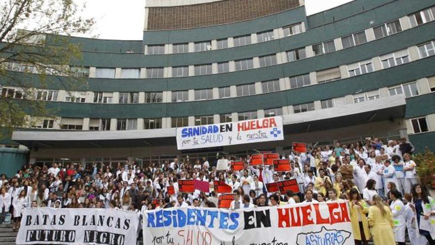 Concentración de médicos, ayer, ante el materno infantil del HUCA, en Oviedo.