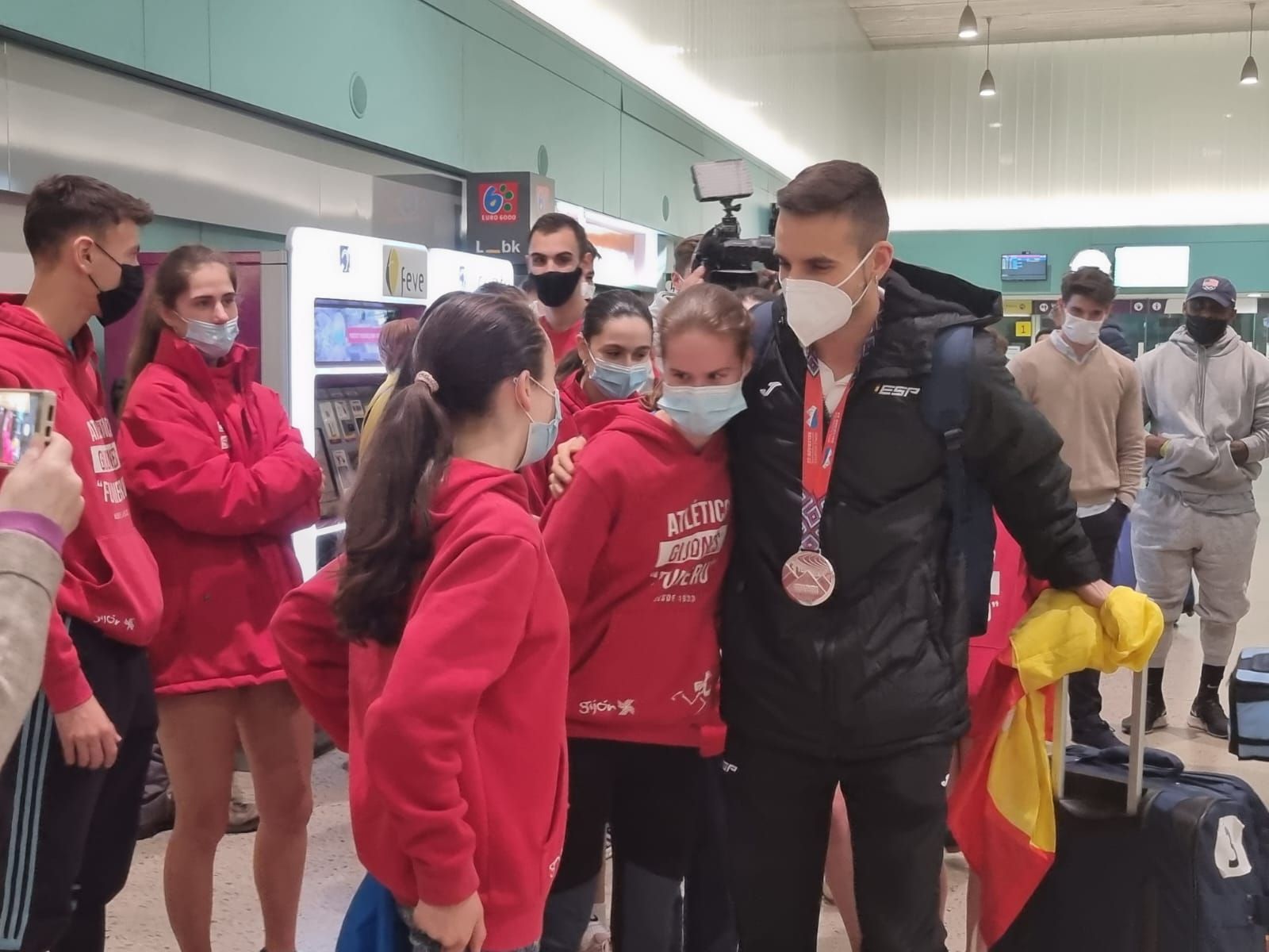 La llegada a Gijón, entre aplausos y con la medalla al cuello, del atleta Iñaki Cañal