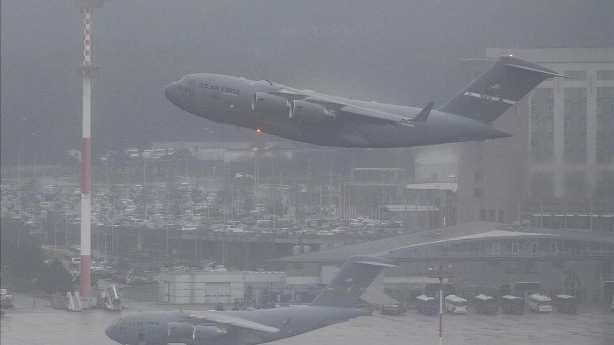 Un avión militar estadounidense despega de la base aérea de Ramstein, en Alemania, durante un día de niebla.